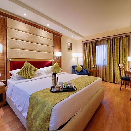 De Sovrani Hotel Calcutta Buitenkant foto