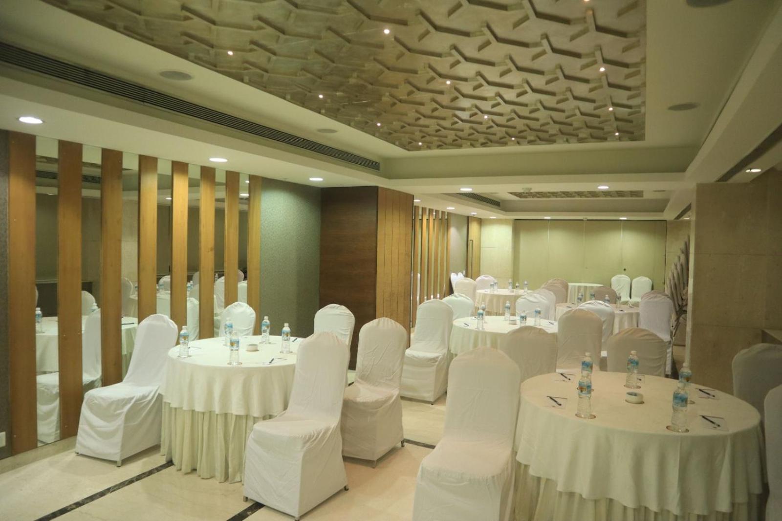 De Sovrani Hotel Calcutta Buitenkant foto