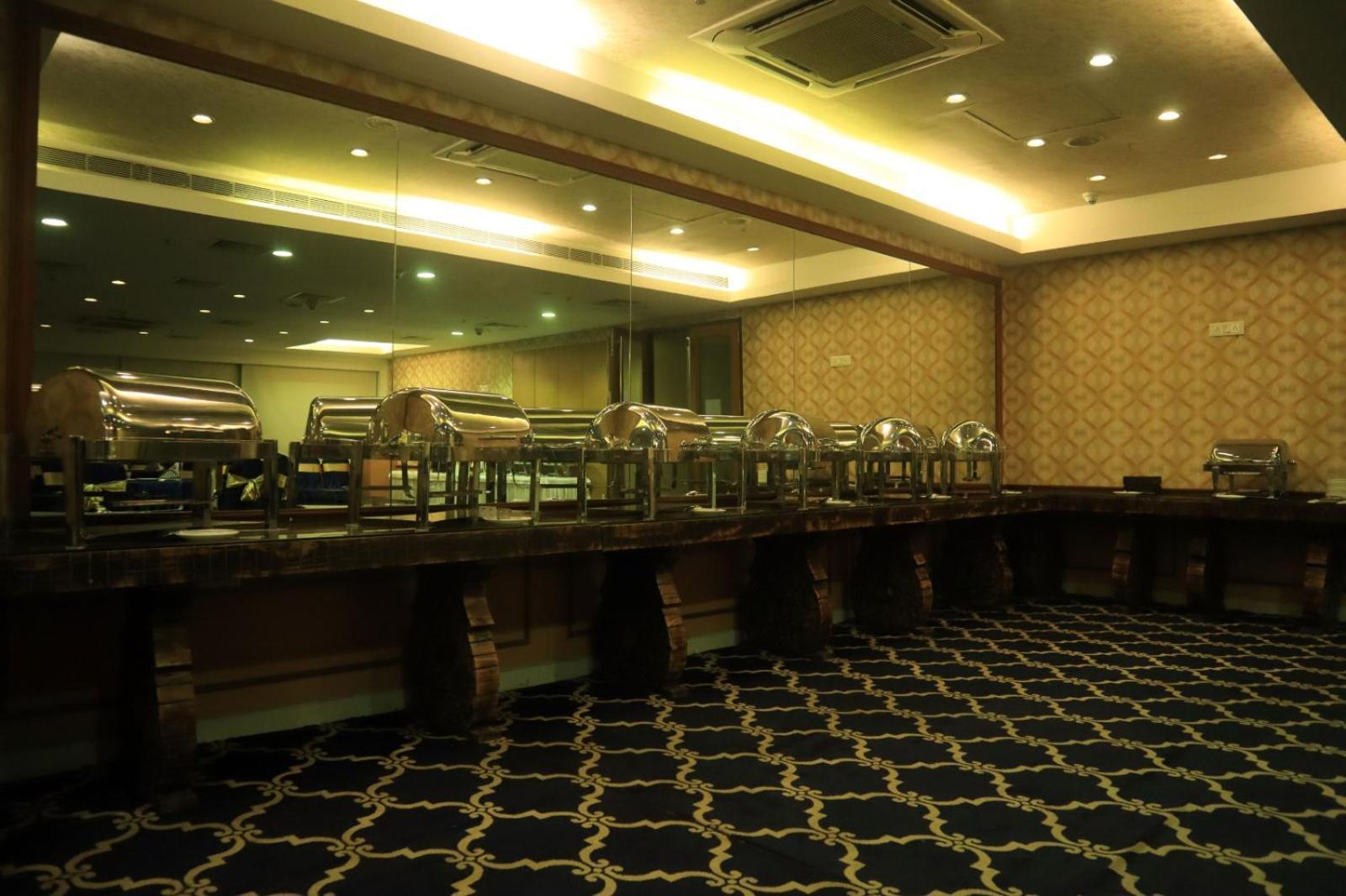 De Sovrani Hotel Calcutta Buitenkant foto