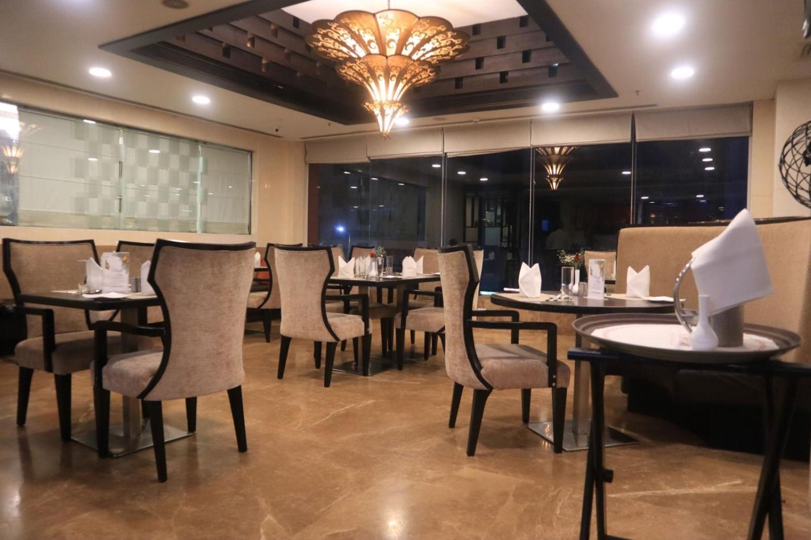 De Sovrani Hotel Calcutta Buitenkant foto