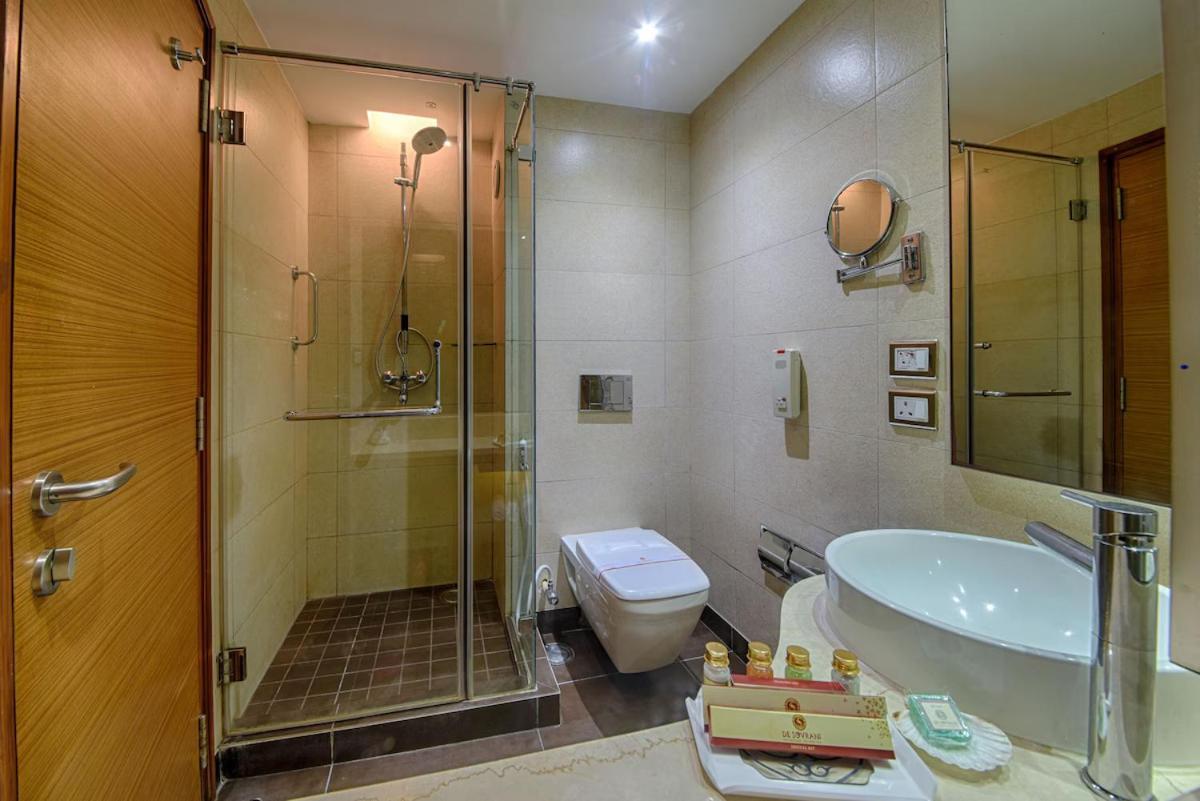 De Sovrani Hotel Calcutta Buitenkant foto