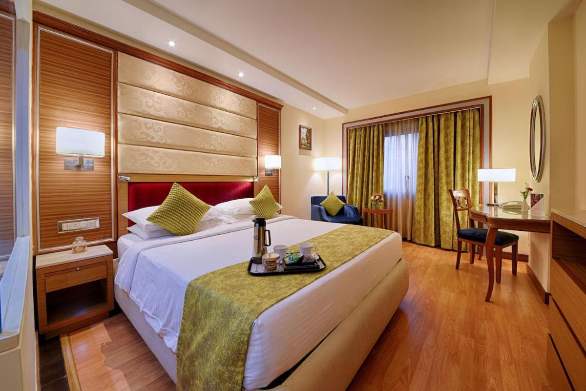 De Sovrani Hotel Calcutta Buitenkant foto